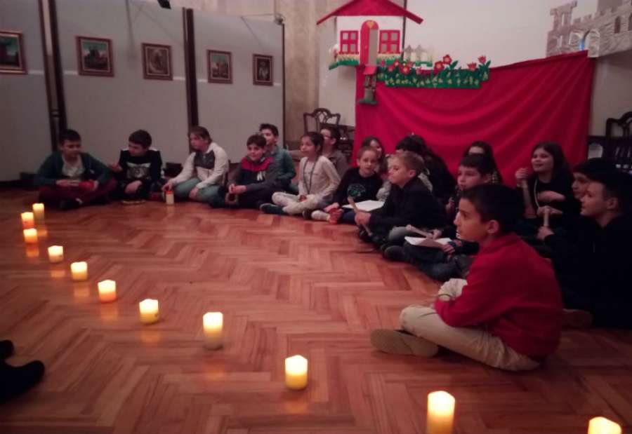 U programu su učestvovali učenici 4. razreda OŠ Stevica Jovanović i dečji hor „Vokal kids“