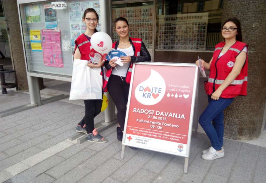 Volonteri Crvenog krsta danas su delili promotivni materijal Crvenog krsta Srbije posebno štampan za današnji dan kojim se promoviše dobrovoljno davalaštvo krvi