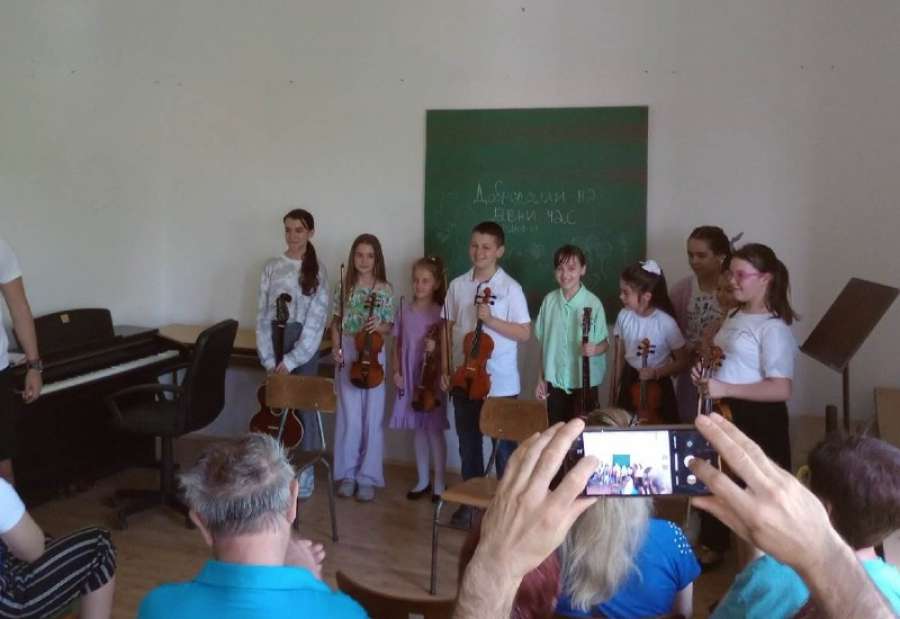 Predstavili su se učenici prvog razreda niže muzičke škole izdvojenog odeljenja u Dolovu, na instrumentima violina i tambura