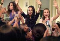 Uloge tumače: Mila Kunis (kao Amy Mitchell), Kristen Bell, Christina Applegate