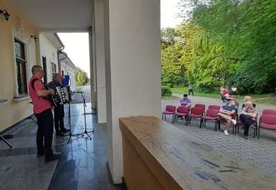 Koncertom harmonike na platou ispred MZ Kačarevo počelo je Kulturno leto
