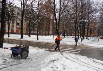 Radnici Higijene i danas čiste sneg sa pešačkih staza