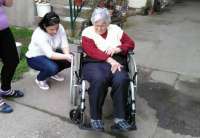 Jelki Krstić iz Banatskog Brestovca koja ima 82 godine Banatske vile uručile su invalidska kolica da može da se kreće i adekvatnije provede ostatak života