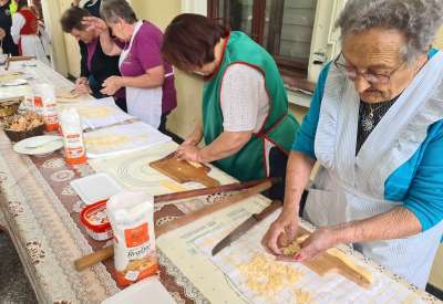 U okviru manifestacije 8. „Etno dan“ u Kačarevu juče je po drugi put održano takmičenje u pravljenju domaćih rezanaca