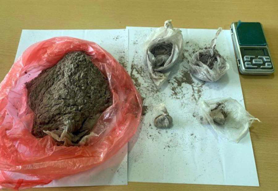 Policija je u Bavaništu pretresom stana K. G. (1979), pronašla kesu sa više paketića heroina ukupne težine 274 grama, kao i jednu digitalnu vagicu za precizno merenje