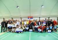 Grupna fotografija svih učesnika prvenstva Srbije za veterane i državnog međuškolskog turnira u badmintonu
