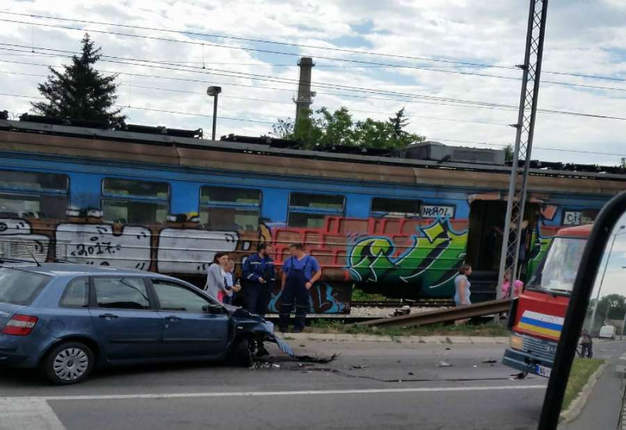 U Pančevu su se jutros nešto posle 9 sati sudarili voz i automobil, blizu Staklare, na raskrsnici ka bazenu
