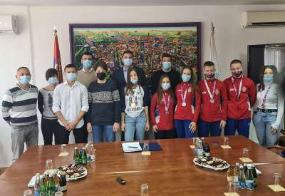 Učenici - osvajači medalja na Školarijadi i Sportskoj olimpijadi mladih na prijemu kod gradonačelnika Pančeva