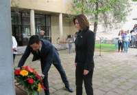 Cveće na spomen-bistu koja se nalazi u dvorištu osnovne škole u Jabuci koja nosi njegovo ime položila je Vera Jovanovska Tipko, ambasadorka Makedonije u Srbiji
