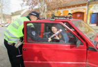 Povodom 8. marta, pripadnici Policijske uprave Pančevo su na području Južnog Banata damama u kontroli saobraćaja delili ruže