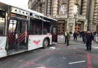 Nesreća se dogodila kada je autobus iz Pančeva pokušao da iz Nemanjine skrene u kneza Miloša i tada je u njega udario tramvaj na liniji 3