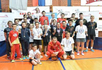 grupna fotografija osvajača medalja s turnira u Vršcu