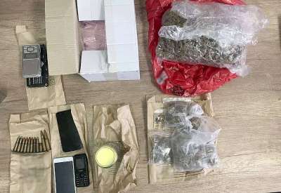 Policija je u stanu u kojem osumnjičeni živi u Pančevu pronašla oko 800 grama marihuane, digitalnu vagicu za precizno merenje, kao i 11 metaka različitog kalibra