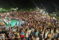 Na platou ispred Doma kulture okupilo se nekoliko hiljada ljudi kako bi uživali u nastupu i pesmama Ane Bekute