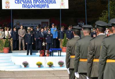 Čestitajući vodnicima prvi oficirski čin, ministar odbrane Aleksandar Vulin rekao je da Vojska Srbije jača svoje operativne sposobnosti