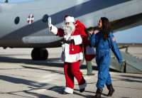 Avion „antonov 26“ iz sastava 138. transportne avijacijske eskadrile dovezao je danas, tačno u 9.30 časova, Deda Mraza na aerodrom Batajnica