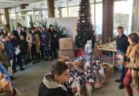 Prigodne poklone dobili su ne samo deca, već i njihovi lični pratioci, a uručivanje je organizovano u holu Gradske uprave Pančevo