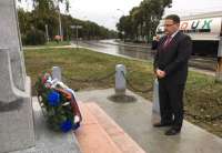 Gradonačelnik Pančeva, Saša Pavlov, položio je venac na obnovljeni Spomenik poginulim borcima Crvene armije, na uglu ulica Starčevačke i Prvomajske u Pančevu, u Vojlovici