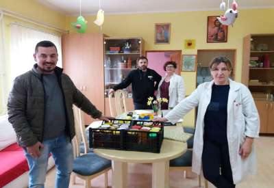 Donaciju Dnevnom boravku Neven uručili su Aleksandar Cvejić i Vojkan Milutinović, sadašnji i prethodni predsednik Društva pčelara Pančevo
