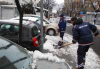 Zaposleni u Parking servisu čiste parking mesta od snega