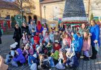 Na trgu u centru sela ispred Doma kulture Dolovo održana je tradicionalna dodela novogodišnjih paketića za decu iz zabavišta u Dolovu u organizaciji MZ Dolovo