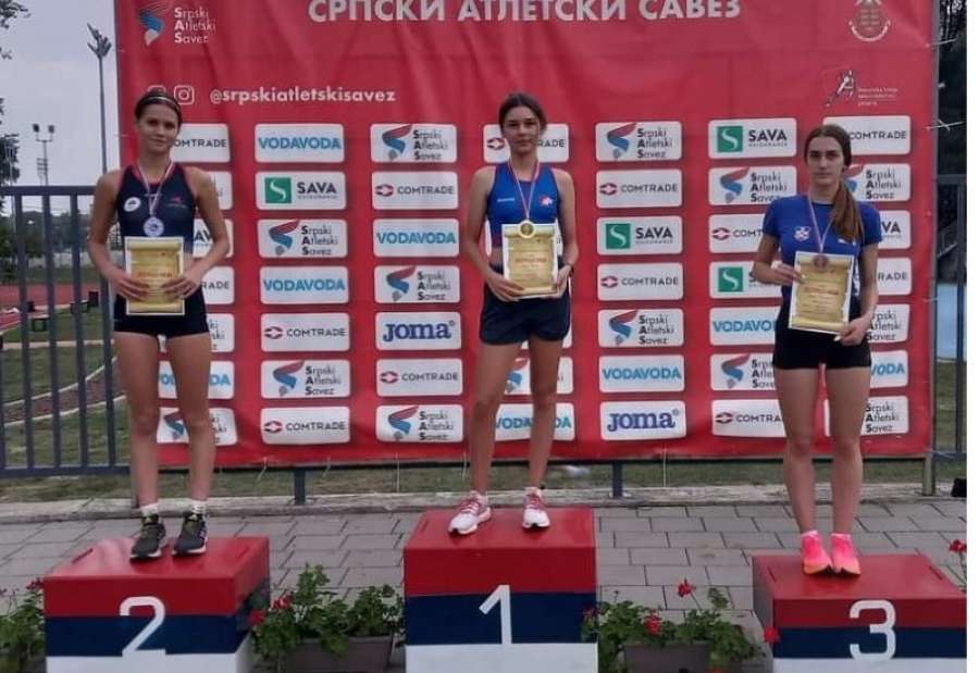 Sanja Marić je nastupila u trci na 3000m i ostvarila sigurnu pobedu donevši svojoj reprezentaciji zlatnu medalju i maksimalan broj bodova