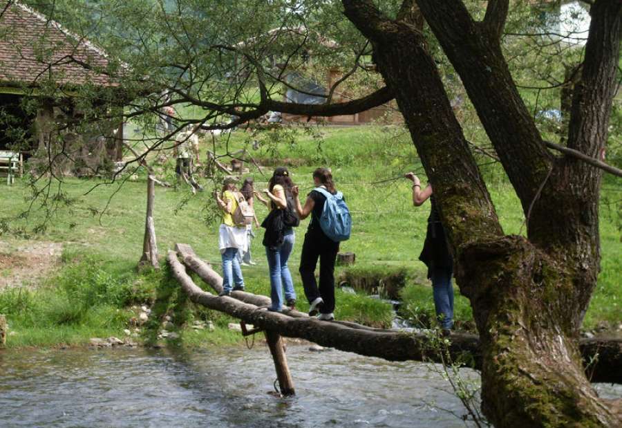 Pešačka tura krenuće od manastira Lelić, spušta se na reku Gradac i najvećim delom i prati, jednu od najčistijih reka u Srbiji
