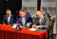 Ugovor su potpisali Roman Strakoš, generalni direktor kompanije Brose i direktor Kulturnog centra Nemanja Bogdanov