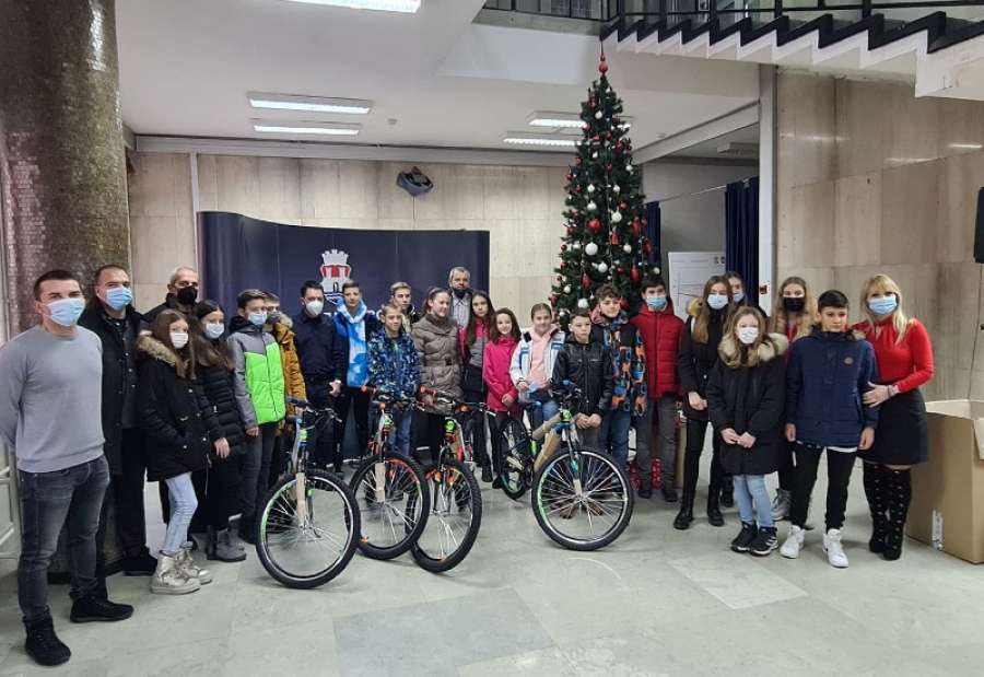 Bicikli učesnicima kviza Saobraćajni znalci uručeni su danas u holu Gradske uprave Pančevo