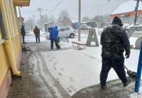 Radnici u JKP “Vod Kom” u Jabuci od jutros su angažovani na čišćenju snega