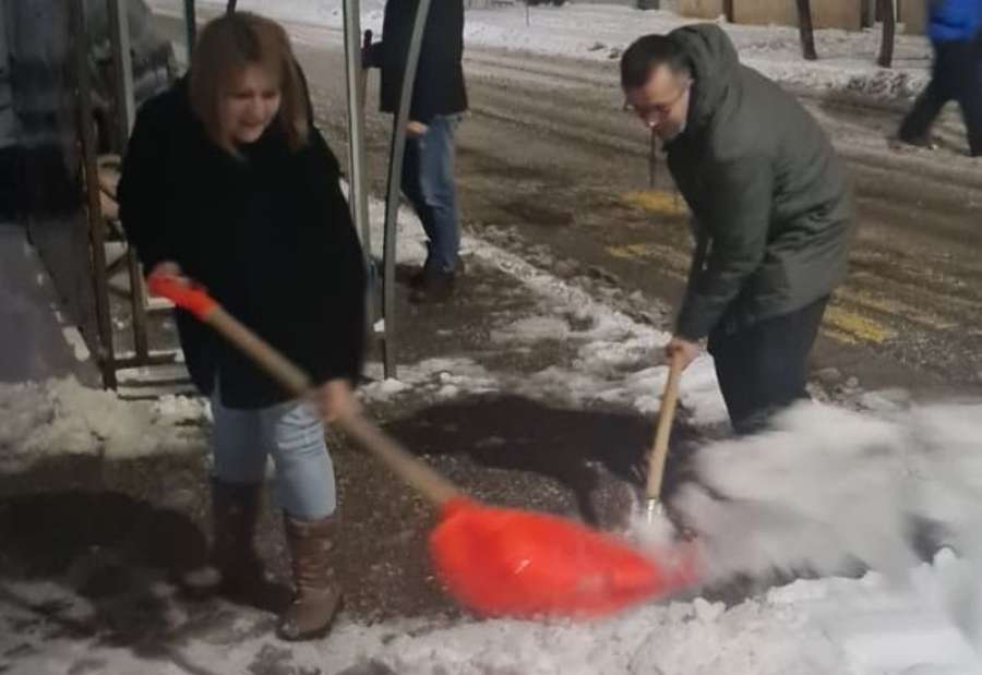 Saša Sibić, predsednik MZ Mladost čistio je sneg zajedno sa ostalim članovima