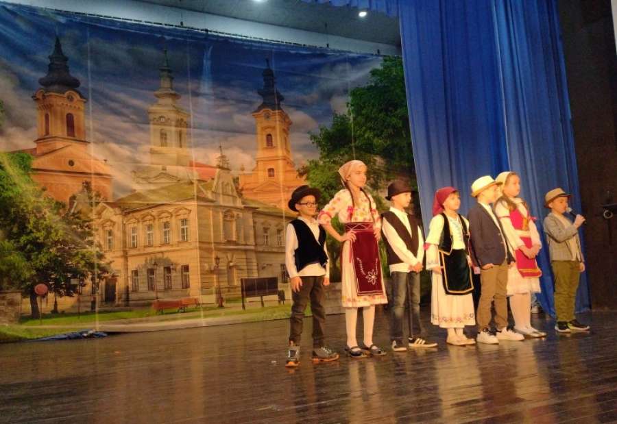 U velikoj sali Doma kulture u Dolovu sinoć je održana priredba povodom Dana Osnovne škole &quot;Aksentije Maksimović&quot; Dolovo