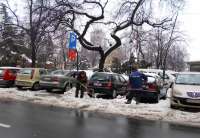 Radnici Parking servisa čiste sneg s parking mesta u prvoj zoni