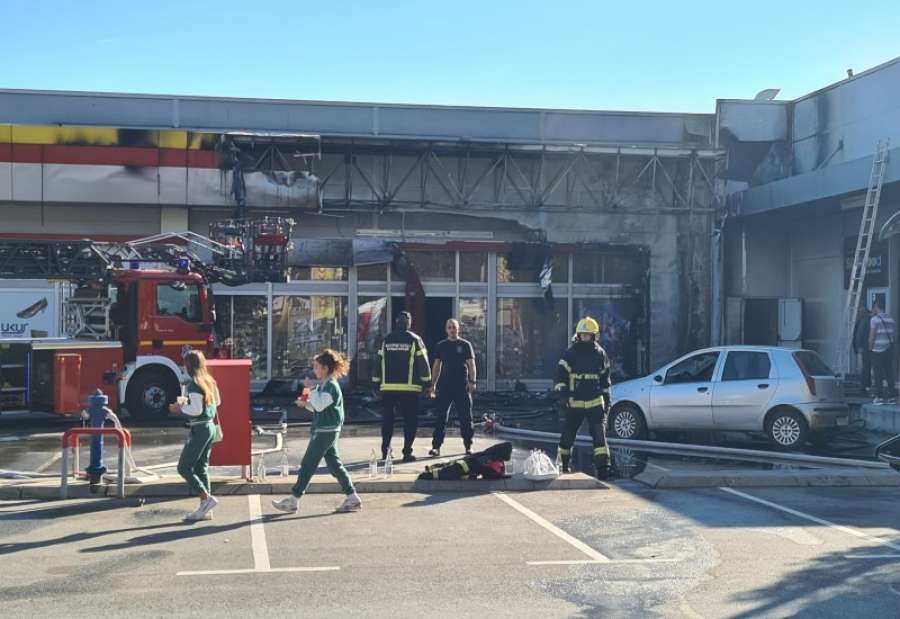 Požar u Đak prodavnici u BIG centru u Pančevu gasilo je 4 vatrogasna vozila, nema povređenih