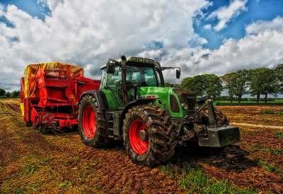 Javni poziv za kupovinu novih traktora biće raspisan 4. januara 2018. godine, a rok za podnošenje zahteva biće od tog dana do 26. februara 2018. godine