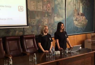 Dve učenice drugog razreda Medicinske škole „Stevica Jovanović“ održale su prezentaciju u vezi sa projektom
