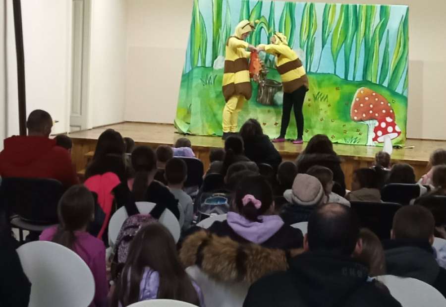 U Domu kulture Kačarevo odigrana je pozorišna predstava za decu &quot;Pčelica Maja&quot;