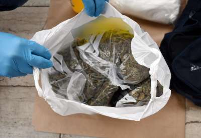 U autu otkriveno oko 2 kg marihuane, 720 grama amfetamina i 670 grama amfetaminskog ulja