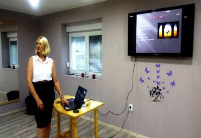 Predavač u Pančevu bila je Milena Vladisavljević, sertifikovana instruktorka joge sa licencom Joga saveza Srbije