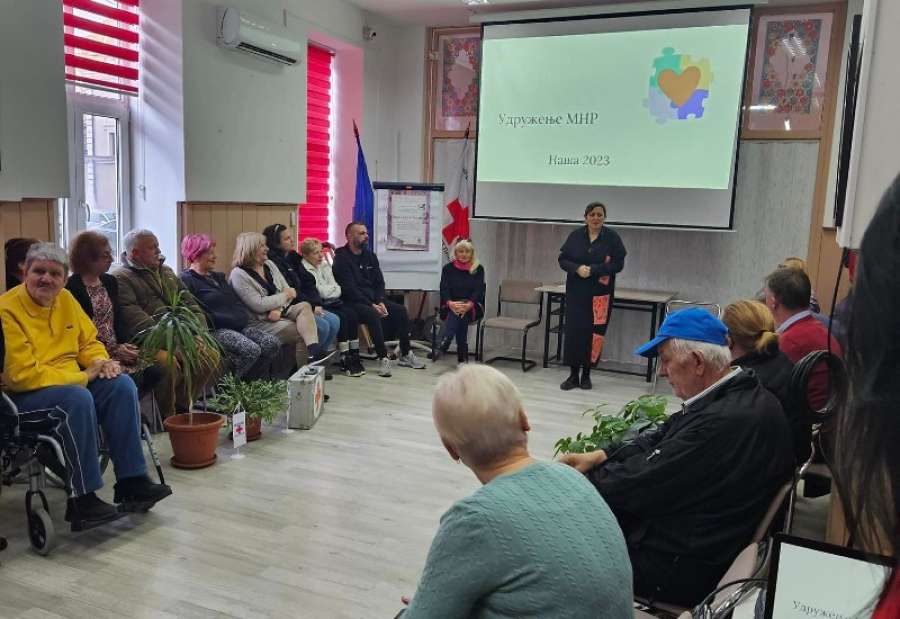 Modna revija bila je održana u prostorijama Crvenog krsta Pančevo, a organizovana je povodom Međunarodnog dana osoba sa invaliditetom