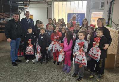 Ambasador Bugarske u Srbiji, Petko Dojkov i ove godine posetio je učenike OŠ “Moša Pijade” u Ivanovu i uručio im novogodišnje paketiće