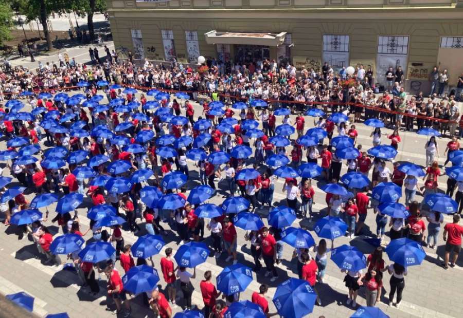 Više od 600 maturanata iz 9 srednjih škola plesalo je na platou ispred Gradske uprave Pančevo