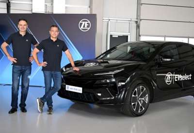 Matijas Midrajh, član Upravnog odbora, i Otmar Šarer, rukovodilac istraživačko-razvojnog centra, ispred inovativnog vozila EVselect