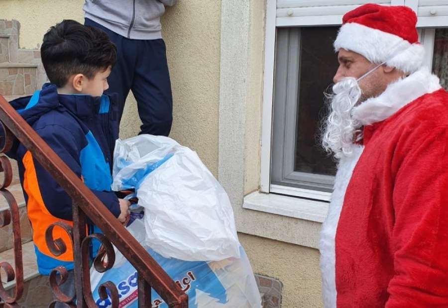 Deda Mraz od jutros obilazi Pančevo i naseljena mesta i uručuje paketiće deci koja ih još nisu dobila