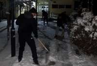 Aktivisti su čistili sneg prilazima javnim ustanovama
