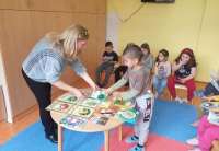 Deca iz vrtića i predškolci iz škole u Banatskom Brestovcu danas su imali tombolu pročitanih knjiga