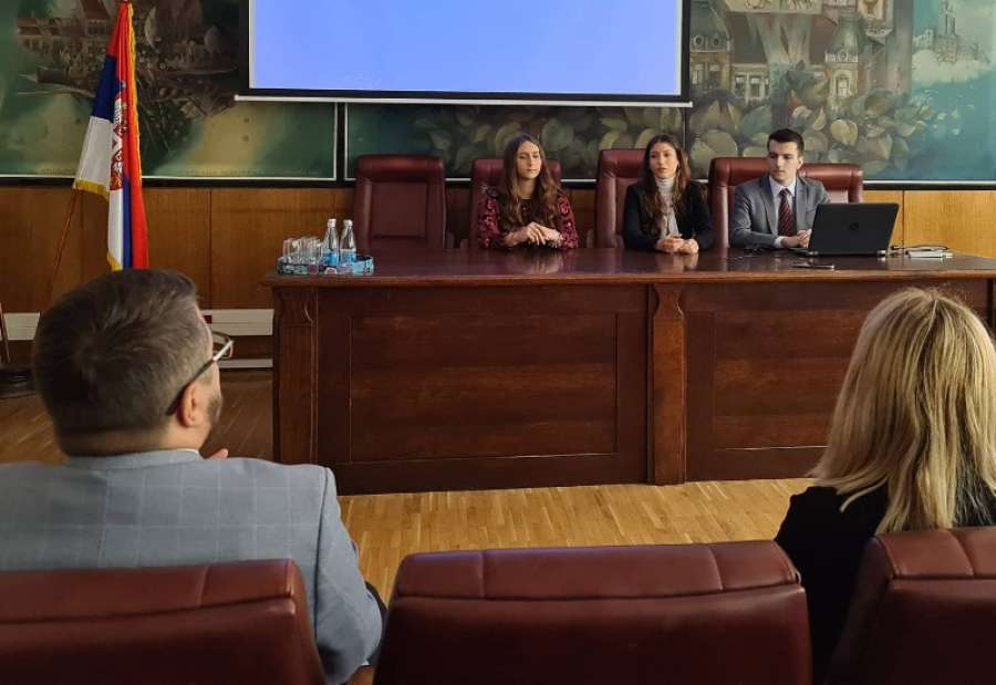 Tamara Stojković i Ivan Filip Kovačević ovogodišnji omladinski delegati Srbije u Ujedinjenim nacijama predstavili su se mladima u svom rodnom Pančevu