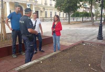 Maja Vitman i Boban Đurđev s policijom na dečjem igralištu u Gradskom parku