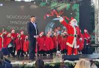 Manifestaciju je otvorio gradonačelnik Pančeva Aleksandar Stevanović zajedno sa Deda Mrazom