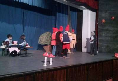 Pozorište „Mali princ” iz Jabuke je u petak, 18. marta gostovalo u Dolovu odigravši svoju predstavu za decu pod nazivom „Koktel bajka”